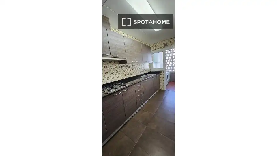 Kitchen of Flat for share in Nord-est