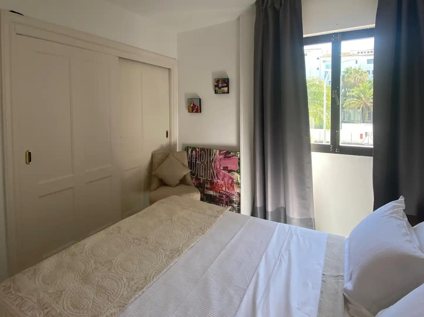 Dormitori de Apartament de lloguer en Marbella amb Aire condicionat, Terrassa i Piscina