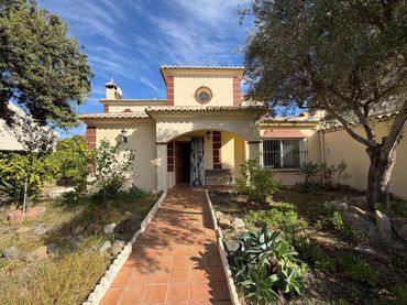 House with pool for sale in Calle Azucena