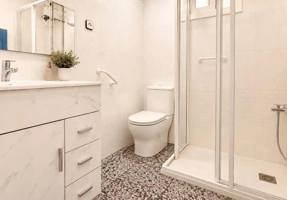 Baño de Piso en venta en Badalona con Aire acondicionado, Calefacción y Horno