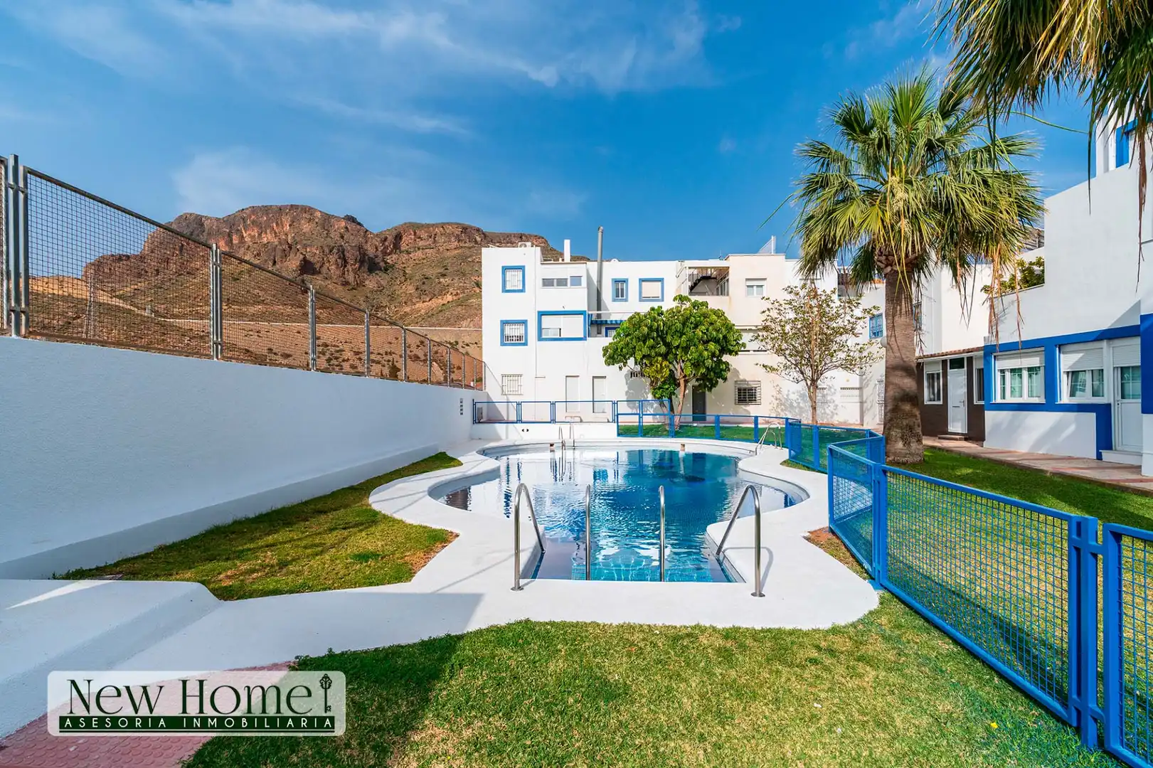 Vista exterior de Casa adosada en venta en Roquetas de Mar con Terraza, Amueblado y Piscina comunitaria