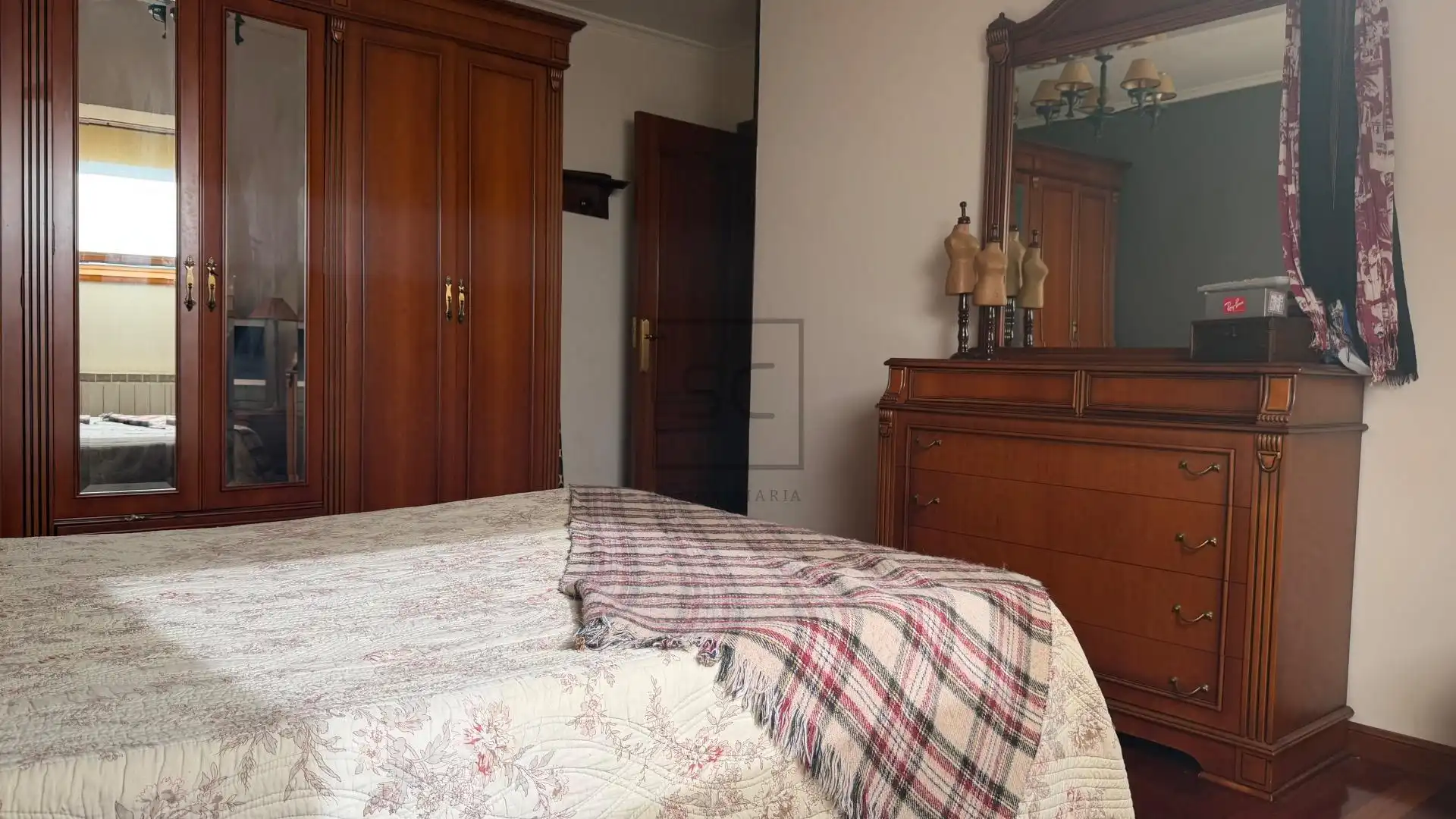 Schlafzimmer von Dachboden zum Verkauf in Narón mit Heizung, Parkett und Abstellraum