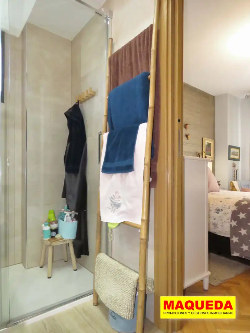 Bany de Casa adosada en venda en Alcorcón amb Aire condicionat, Calefacció i Jardí privat