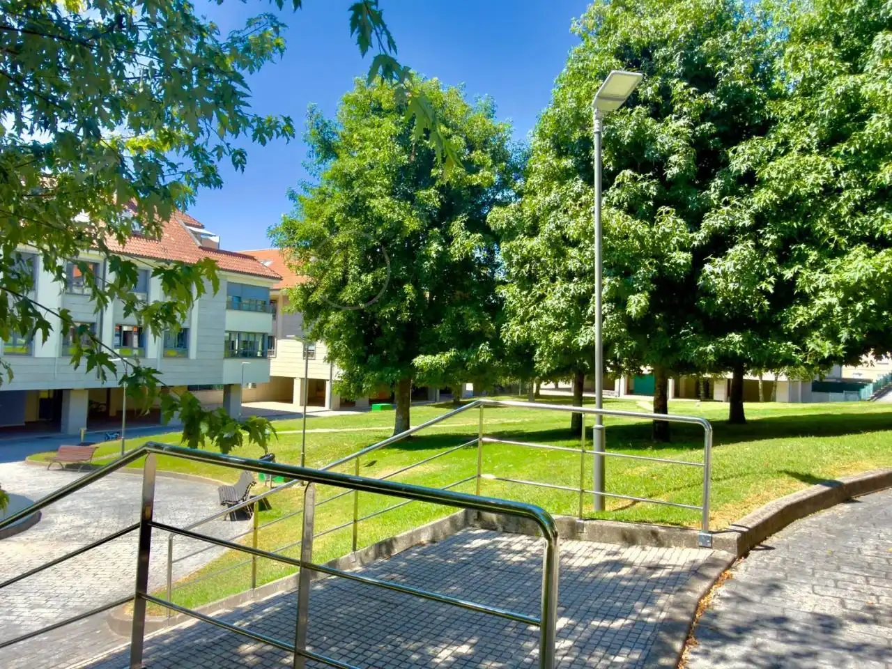 Vista exterior de Pis de lloguer en Vigo  amb Calefacció, Parquet i Piscina