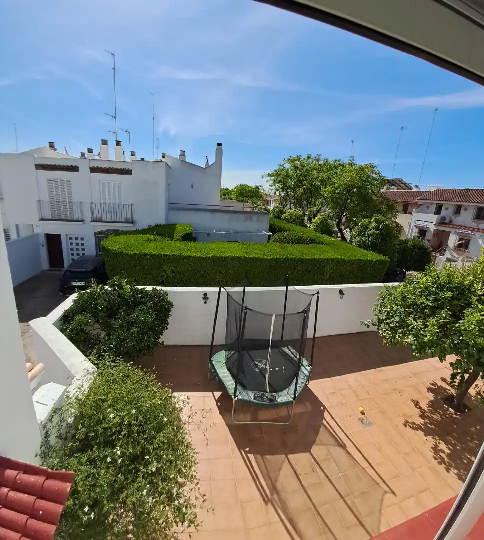 Jardí de Casa adosada de lloguer en Tomares amb Aire condicionat i Piscina