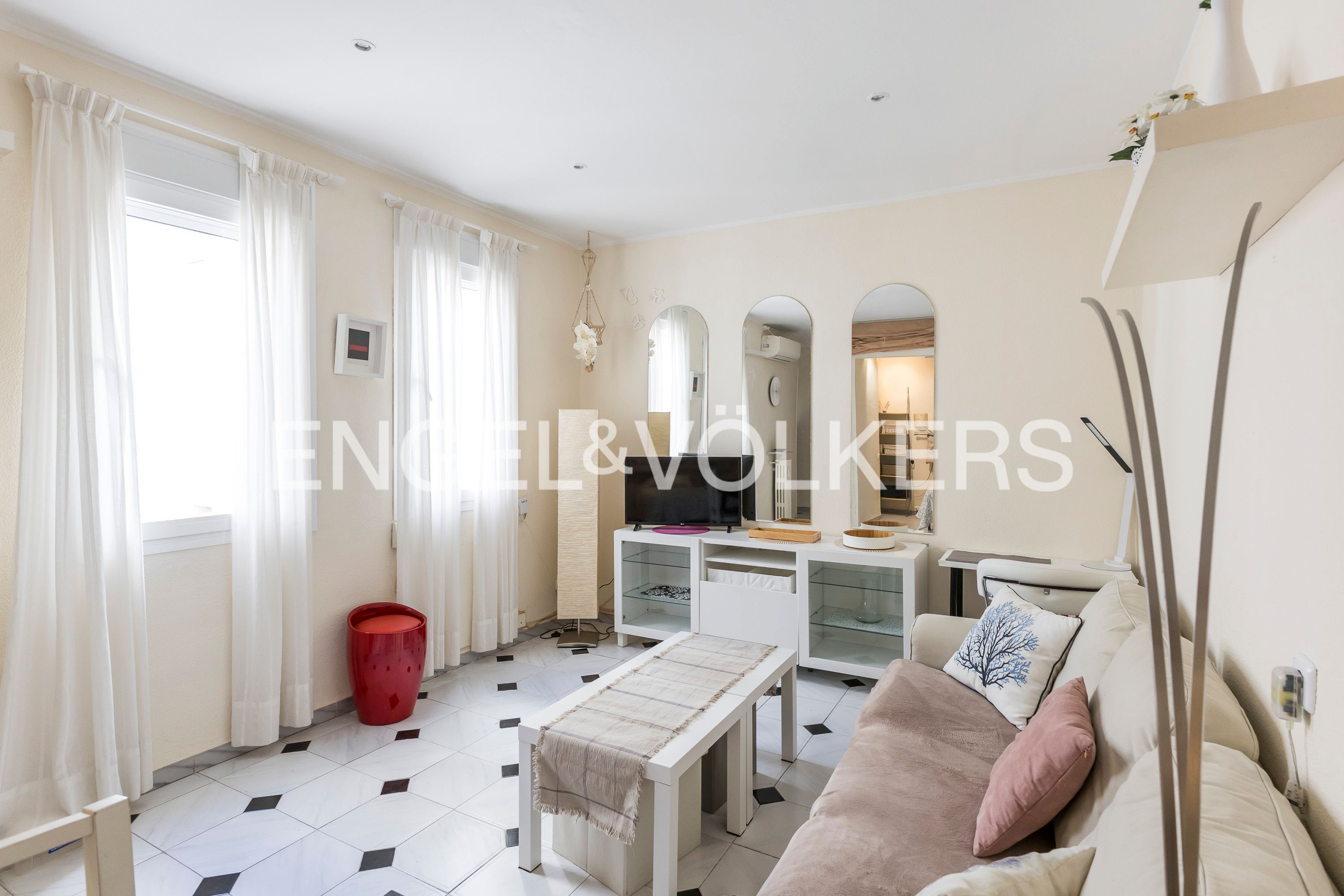 Außenansicht von Wohnung zur Miete in  Madrid Capital mit Klimaanlage, Heizung und Möbliert