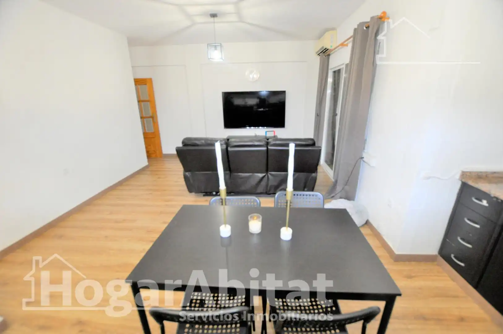 Living room of Flat for sale in  Valencia Capital  with Air Conditioner, Parquet flooring and Balcony