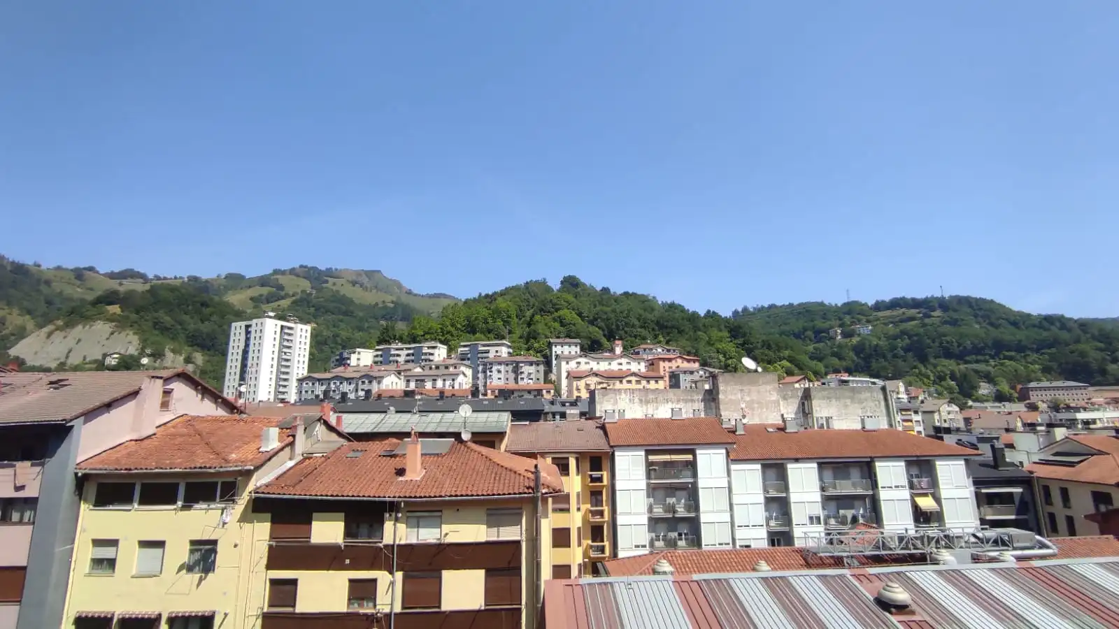Vista exterior de Pis en venda en Eibar amb Calefacció, Parquet i Moblat