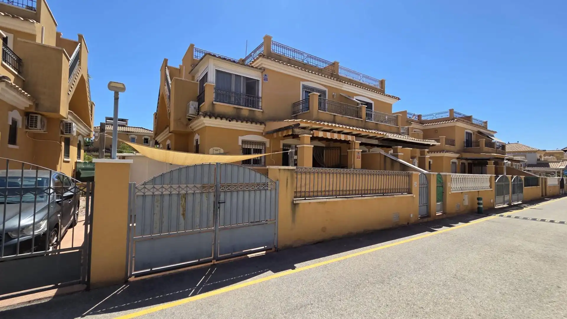 Vista exterior de Casa adosada en venda en Torrevieja amb Aire condicionat, Jardí privat i Terrassa