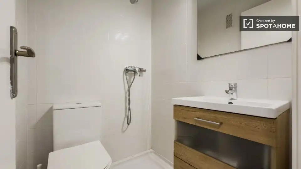 Bathroom of Flat for rent in Barcelona  with Air Conditioner, Heating and Furnished