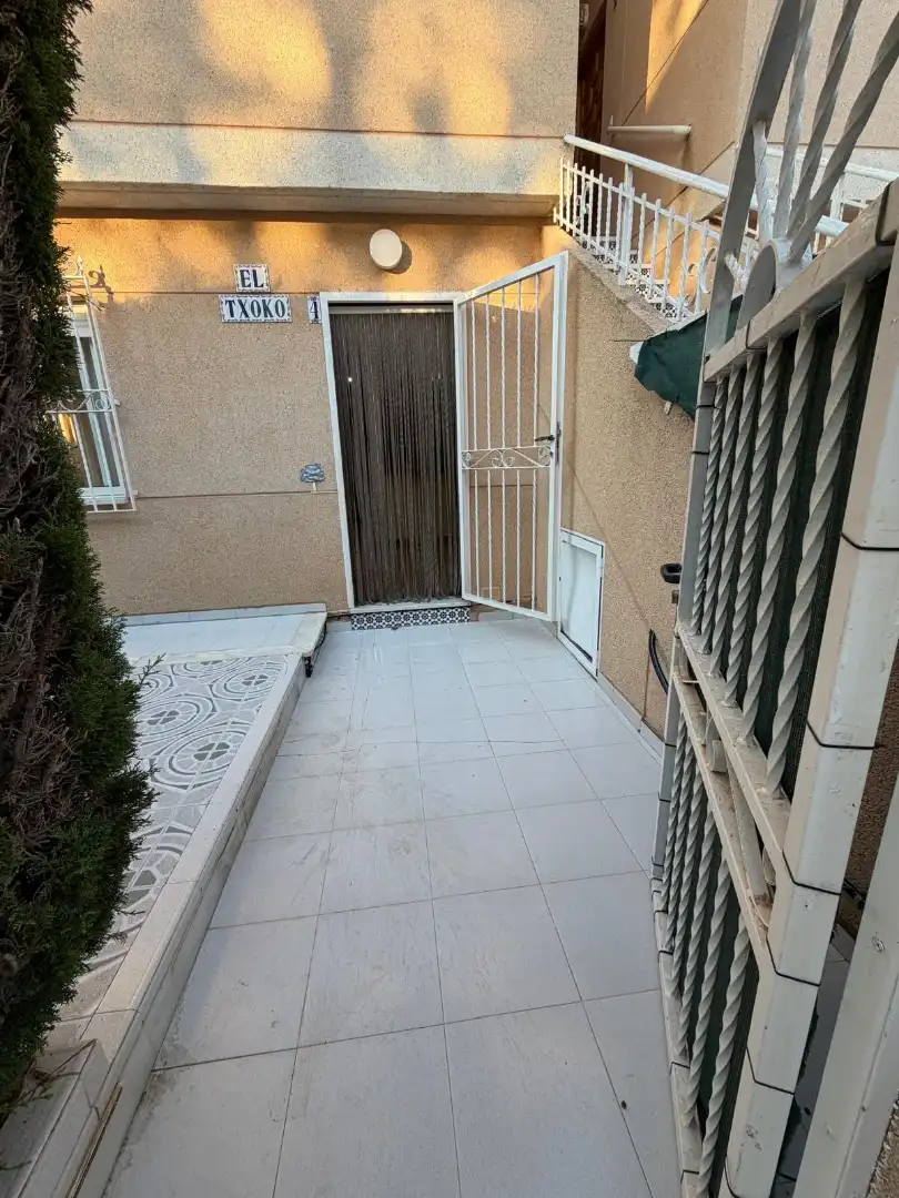 Terrassa de Casa adosada en venda en Torrevieja amb Aire condicionat, Calefacció i Jardí privat