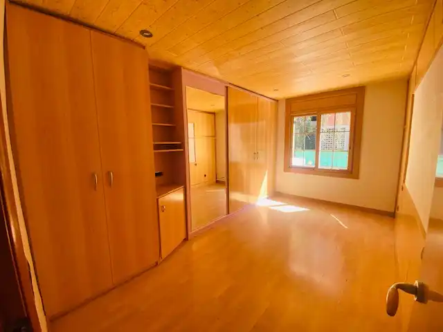 Schlafzimmer von Dachboden zum Verkauf in Santa Coloma de Gramenet mit Parkett und Ofen