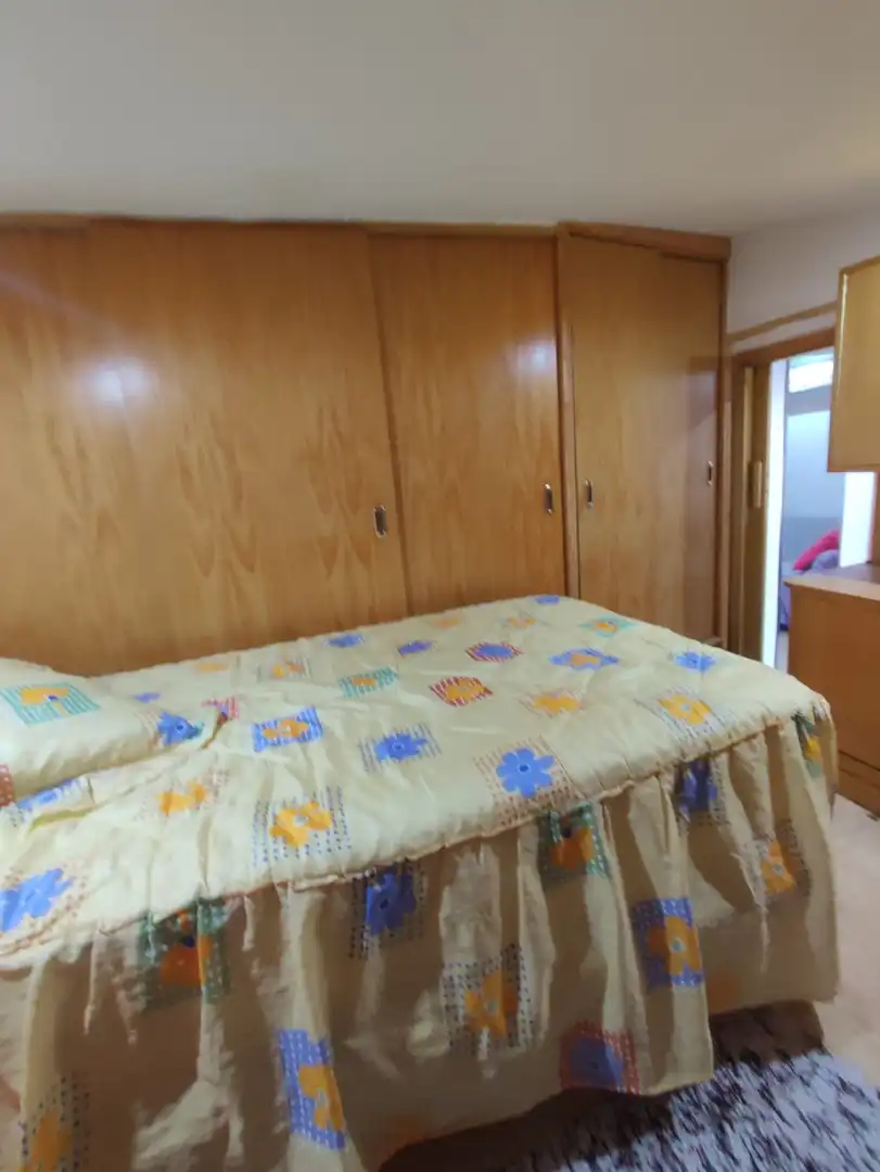Schlafzimmer von Dachboden zum Verkauf in Plasencia mit Klimaanlage, Terrasse und Möbliert