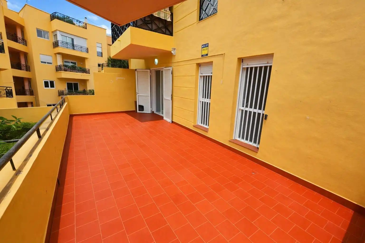 Terrasse von Wohnungen zum Verkauf in Arona mit Privatgarten, Terrasse und Alarm