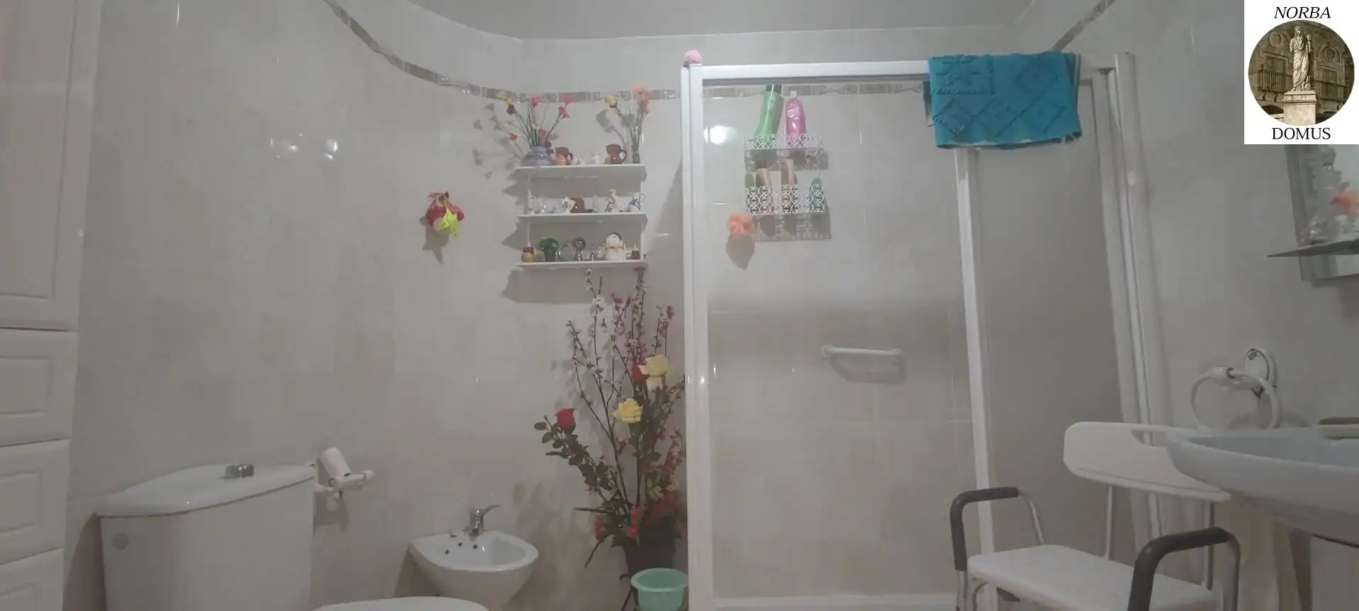Baño de Planta baja en venta en Cáceres con Jardín privado, Terraza y Amueblado