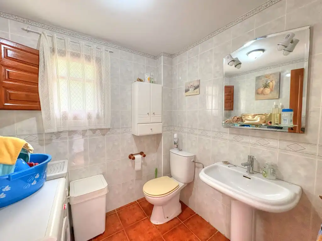 Badezimmer von Country house zum Verkauf in Moclinejo mit Klimaanlage, Privatgarten und Terrasse