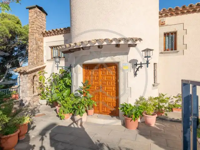 Außenansicht von Haus oder Chalet zum Verkauf in Palafrugell mit Klimaanlage, Heizung und Privatgarten