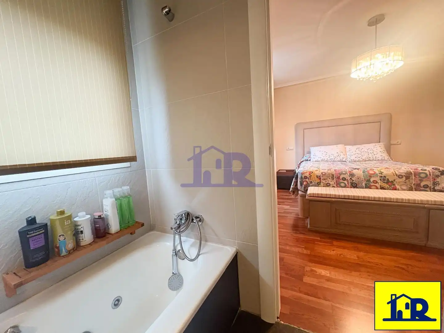 Bathroom of Detached homes for sale in Cuenca  with Air Conditioner, Heating and Swimming Pool