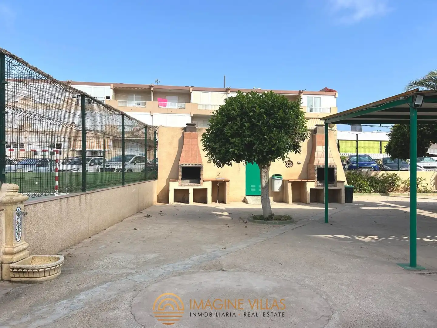 Vista exterior de Àtic en venda en La Manga del Mar Menor amb Terrassa, Traster i Piscina comunitària