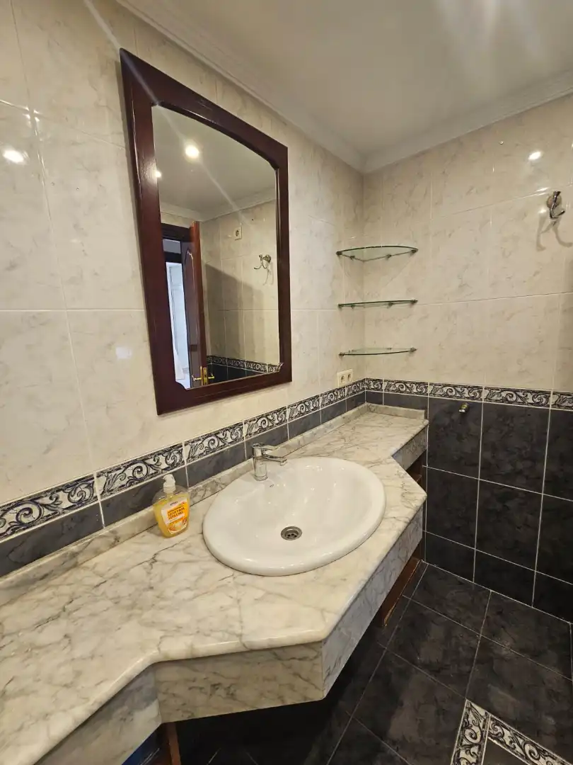 Baño de Piso de alquiler en Benalmádena con Terraza, Amueblado y Horno
