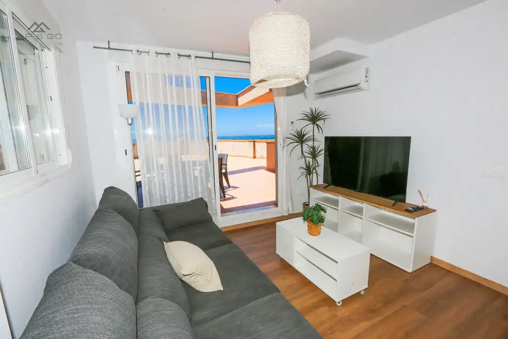 Sala d'estar de Àtic de lloguer en Almuñécar amb Aire condicionat, Terrassa i Moblat