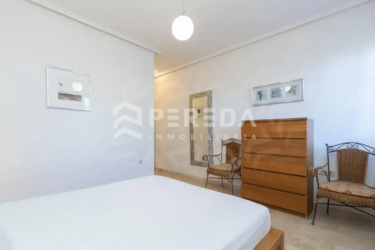 Schlafzimmer von Erdgeschoss zum Verkauf in Roquetas de Mar mit Klimaanlage, Privatgarten und Schwimmbad