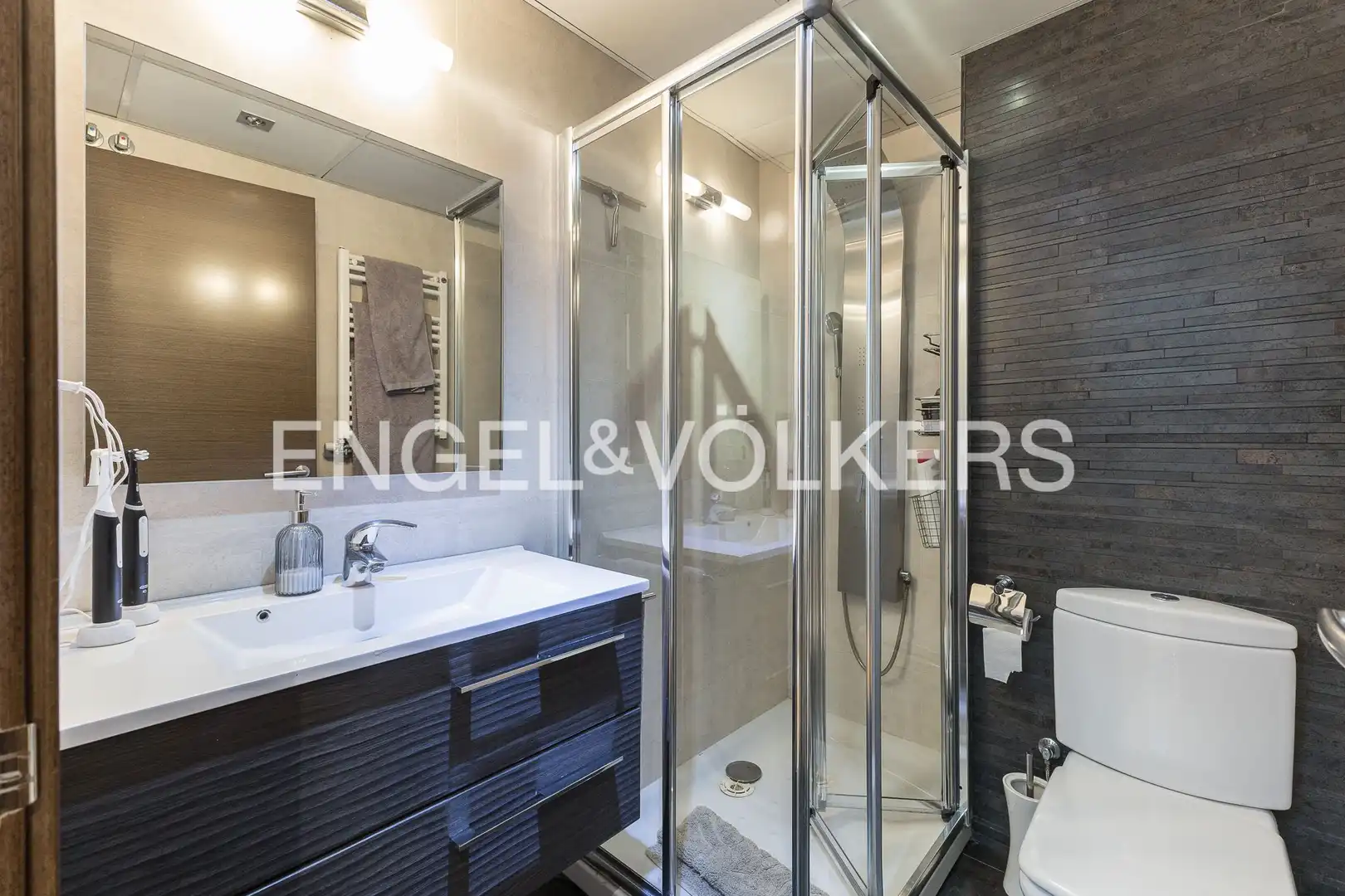 Baño de Casa adosada en venta en Barcelona con Aire acondicionado, Calefacción y Jardín privado