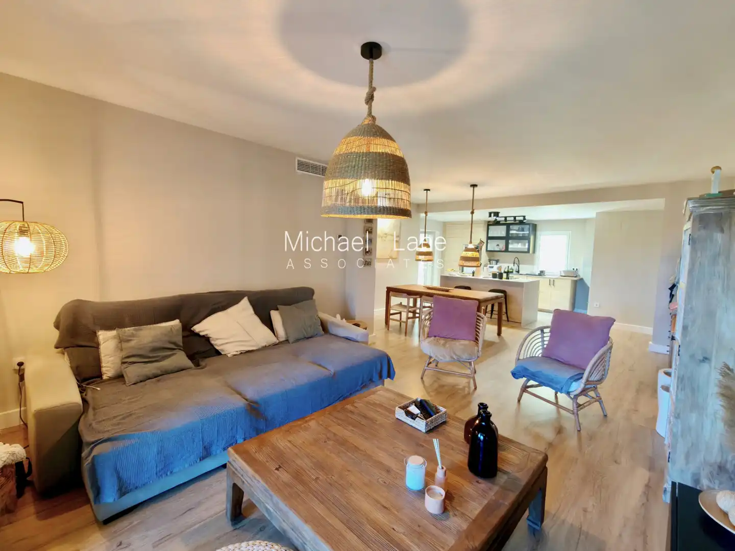 Wohnzimmer von Wohnung zum Verkauf in Sotogrande mit Klimaanlage, Privatgarten und Terrasse