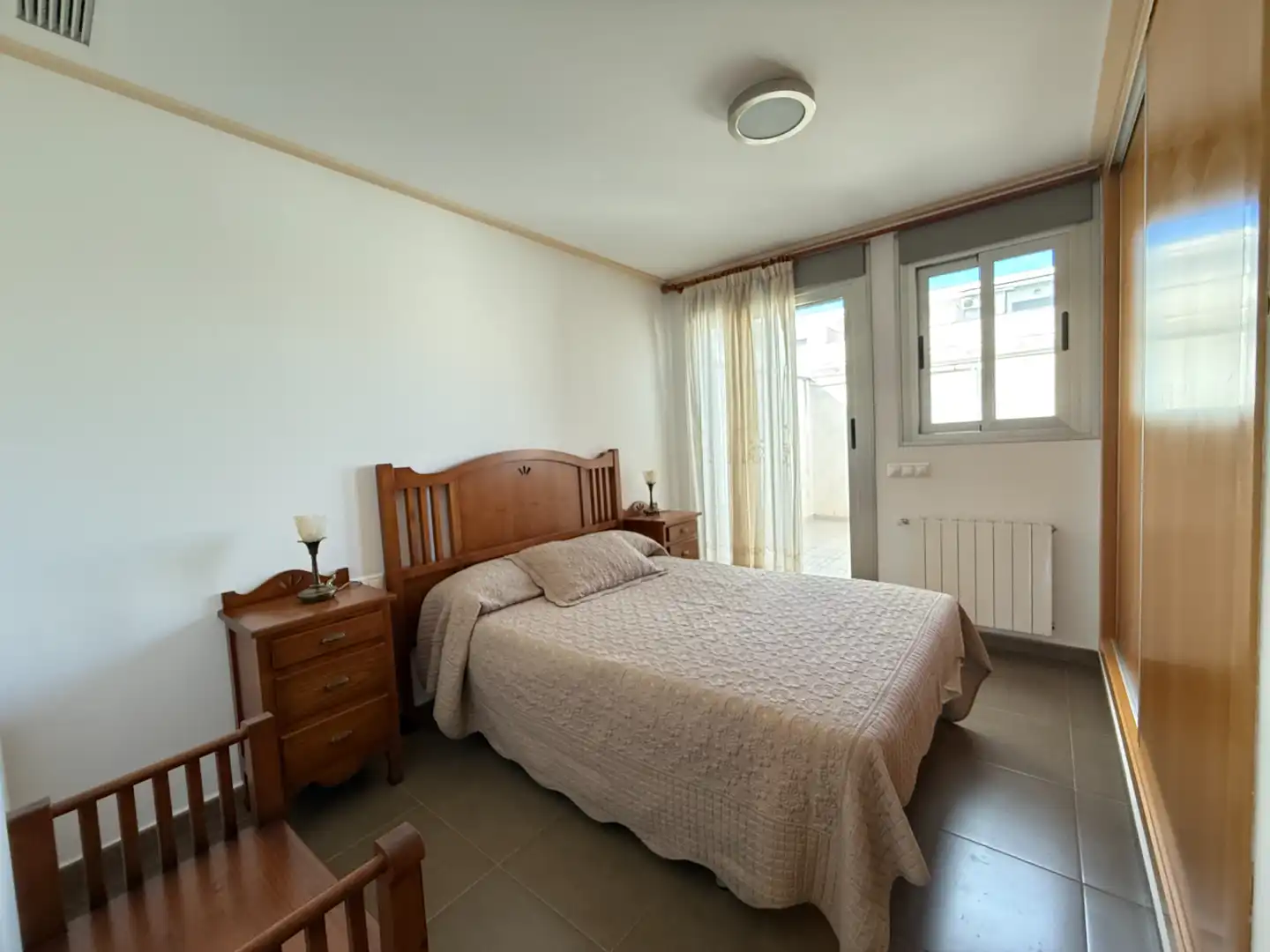 Schlafzimmer von Einfamilien-Reihenhaus zum Verkauf in La Pobla del Duc mit Klimaanlage, Heizung und Terrasse
