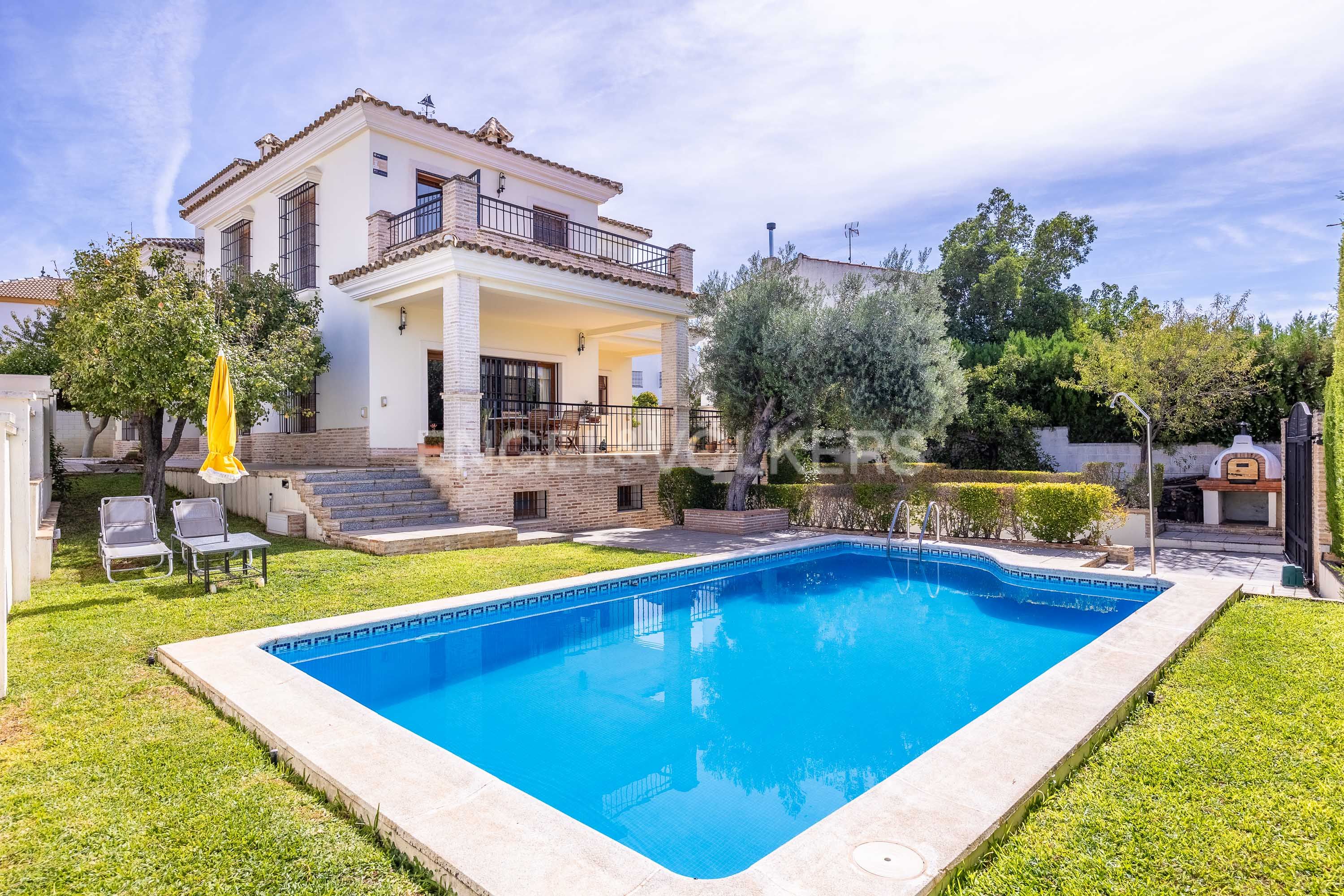 Vista exterior de Casa o xalet en venda en Sanlúcar la Mayor amb Aire condicionat, Calefacció i Jardí privat