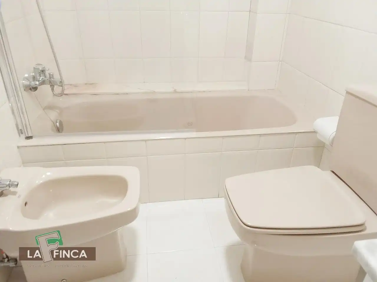 Bathroom of Flat for sale in Oviedo   with Heating, Parquet flooring and Furnished