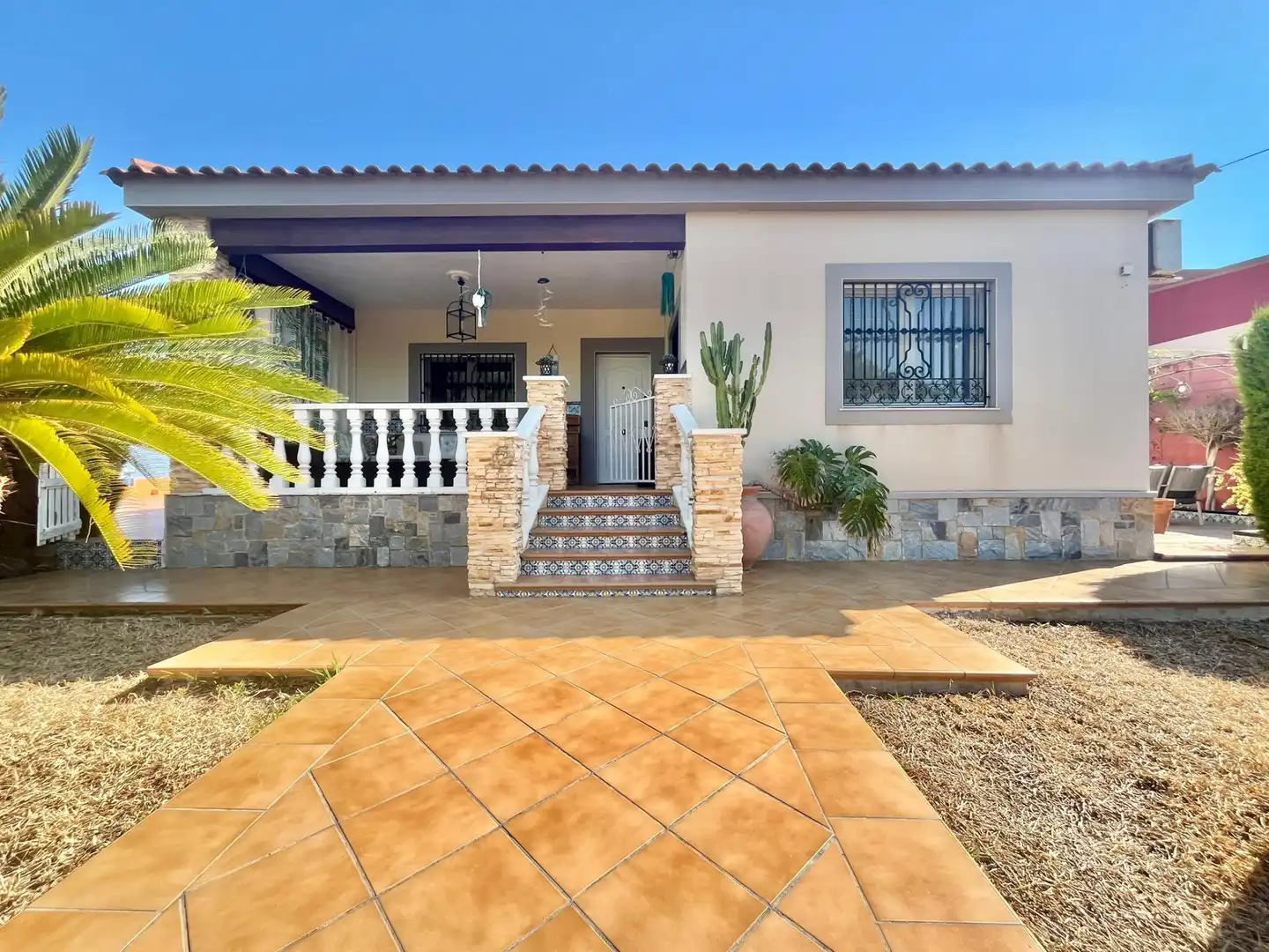 Vista exterior de Casa o xalet en venda en Torrevieja amb Aire condicionat, Calefacció i Jardí privat