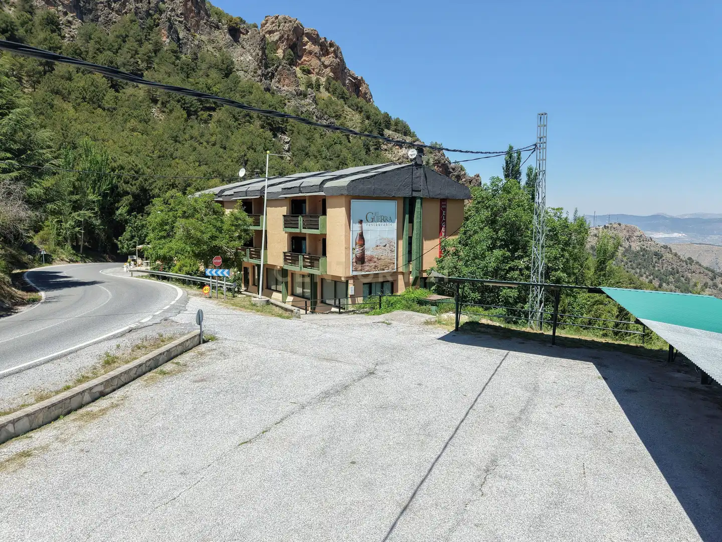 Außenansicht von Gebäude zum Verkauf in Sierra Nevada mit Gemeinschaftspool