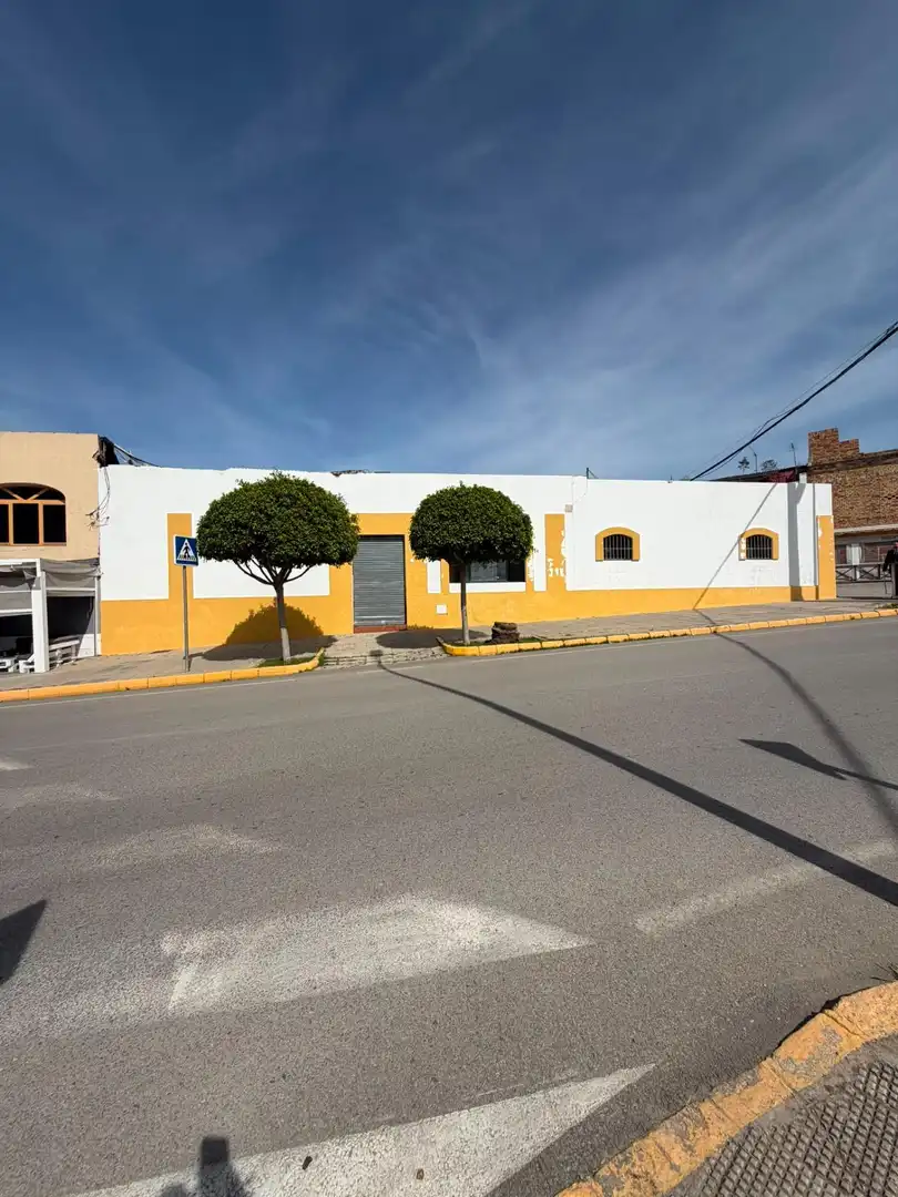 Vista exterior de Local en venta en El Coronil