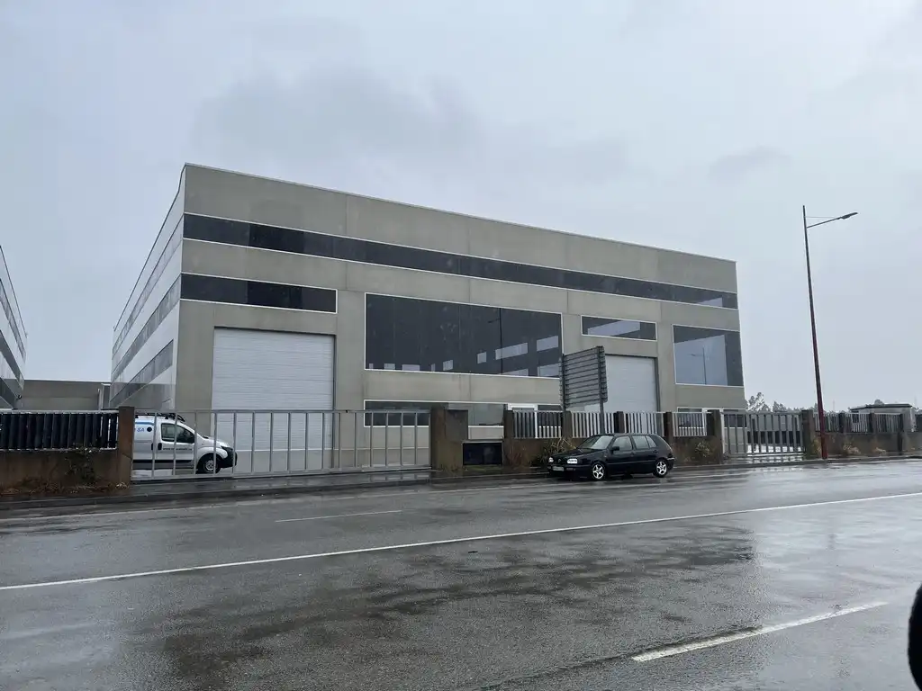Vista exterior de Nau industrial de lloguer en Carballo
