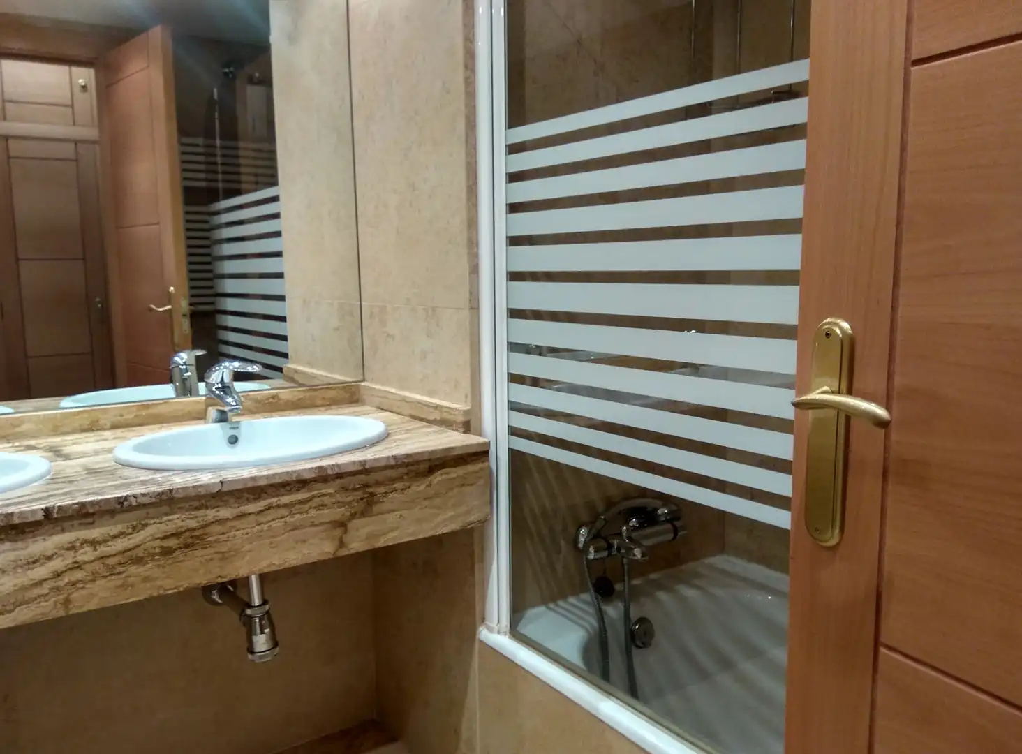 Bathroom of Houses for sale in Zaragoza  with Air Conditioner, Private garden and Parquet flooring
