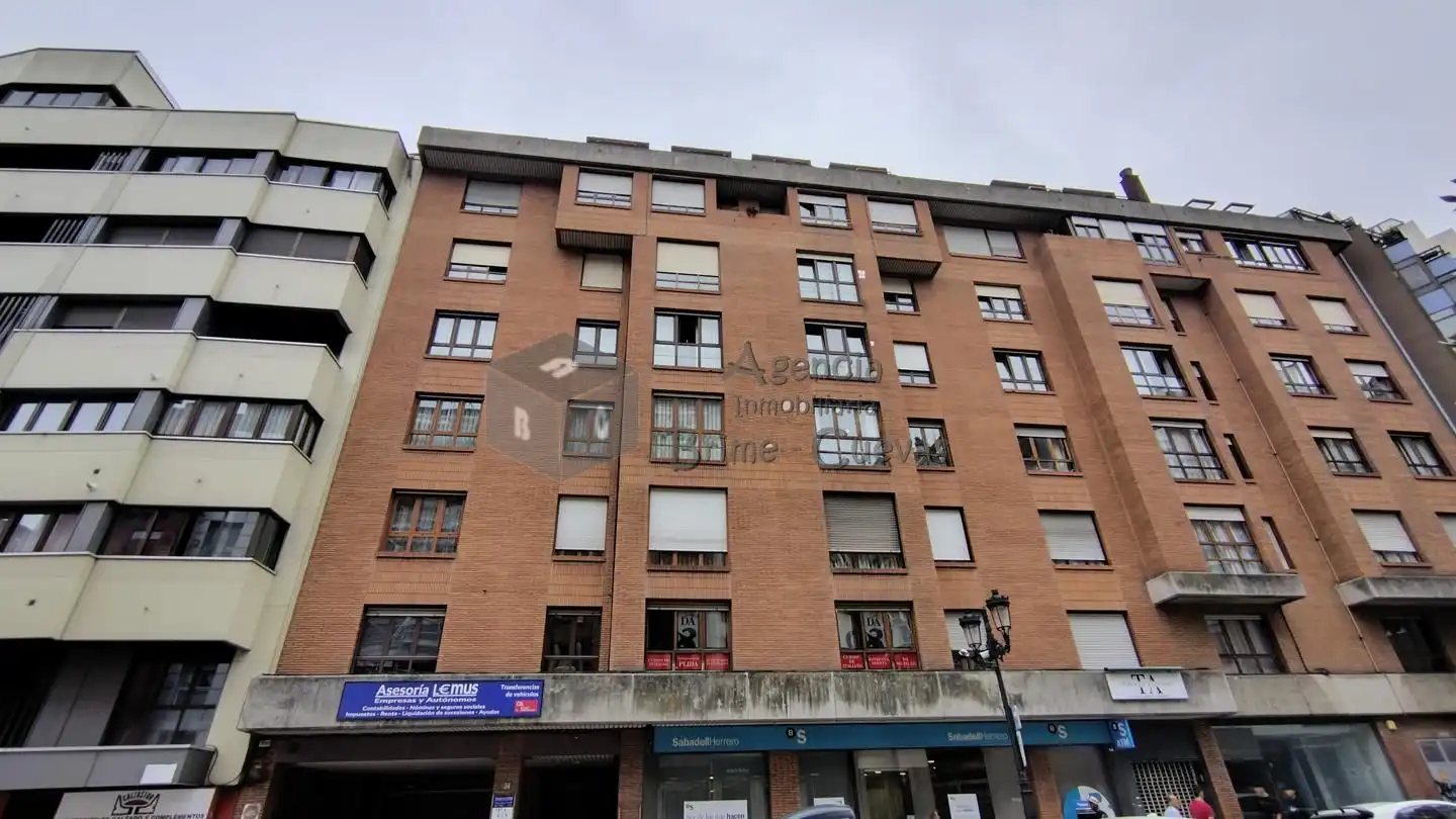 Vista exterior de Pis en venda en Oviedo  amb Calefacció i Terrassa