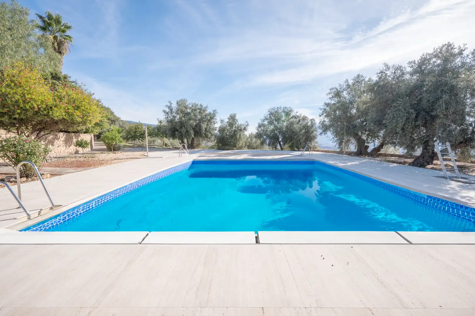 Schwimmbecken von Country house zum Verkauf in Válor mit Privatgarten, Terrasse und Abstellraum
