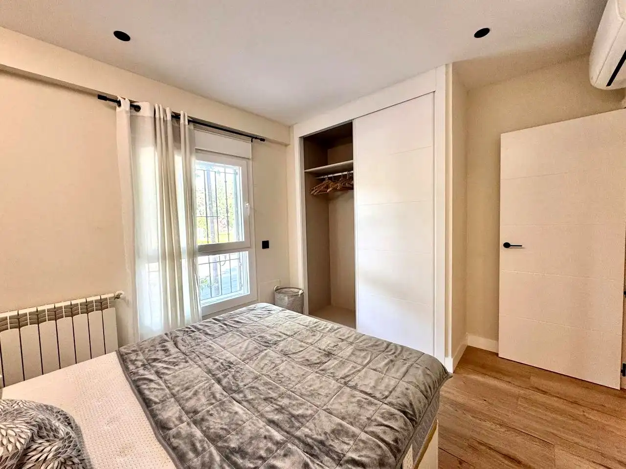 Dormitori de Apartament de lloguer en Madrid amb Aire condicionat, Calefacció i Moblat