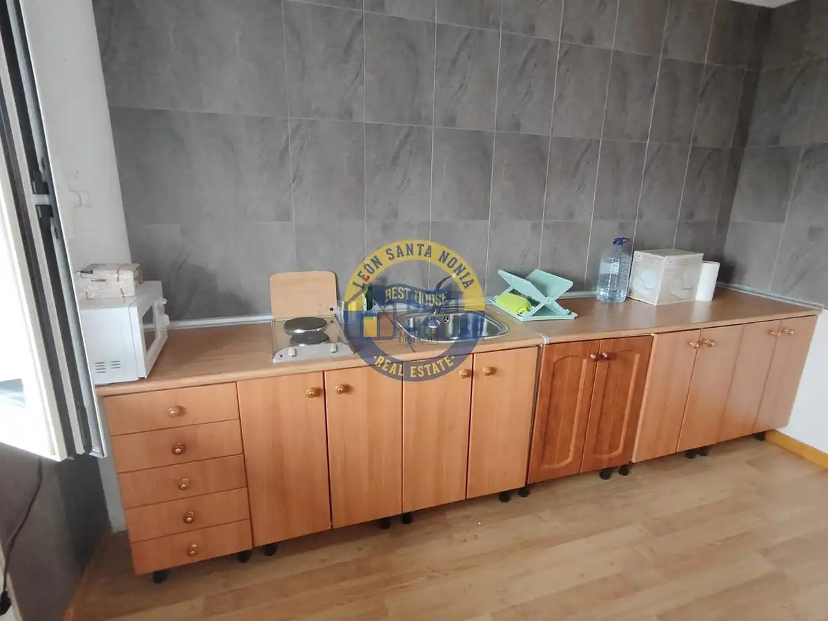 Cuina de Apartament en venda en Villaquilambre amb Parquet i Moblat