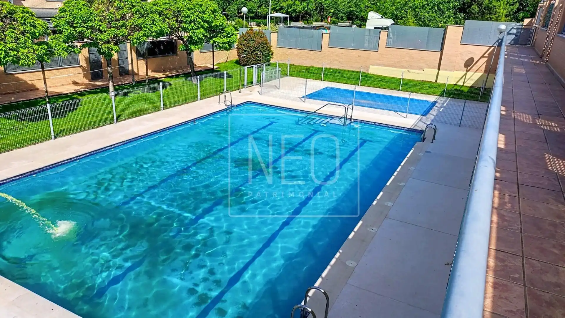 Piscina de Casa adosada en venda en Rivas-Vaciamadrid amb Aire condicionat, Calefacció i Jardí privat