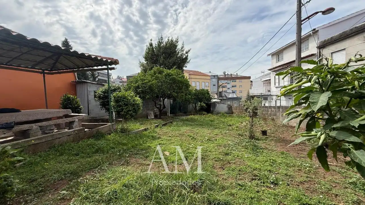 Casa adosada en venta en Vigo  con Calefacción, Jardín privado y Trastero