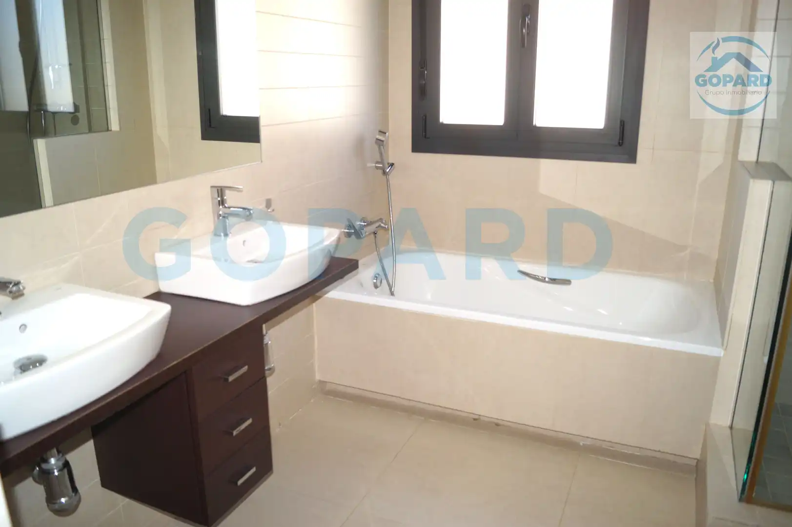 Baño de Casa adosada de alquiler en Villanueva de la Cañada con Aire acondicionado, Calefacción y Jardín privado