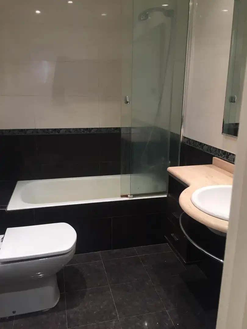 Baño de Piso de alquiler en Leioa con Calefacción, Horno y Lavadora