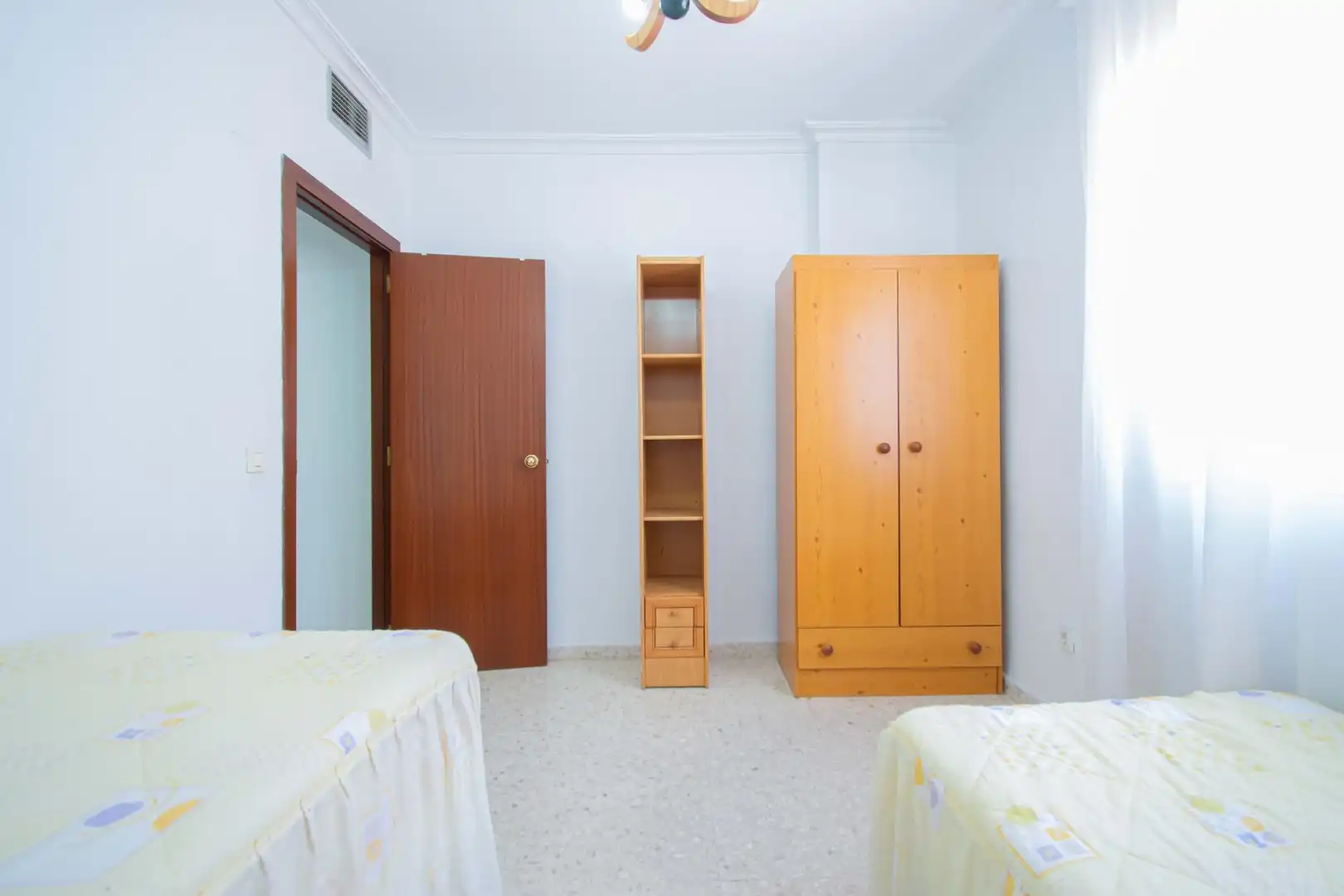 Schlafzimmer von Einfamilien-Reihenhaus zum Verkauf in Sevilla mit Klimaanlage und Heizung