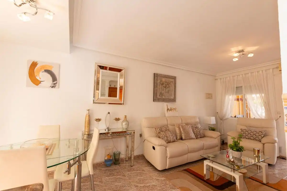 Sala d'estar de Casa adosada en venda en Orihuela amb Jardí privat, Terrassa i Piscina comunitària