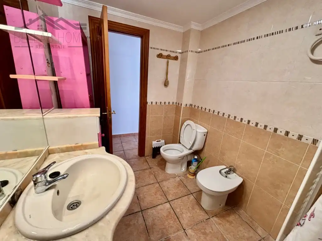 Baño de Piso de alquiler en Estepona con Aire acondicionado, Terraza y Amueblado