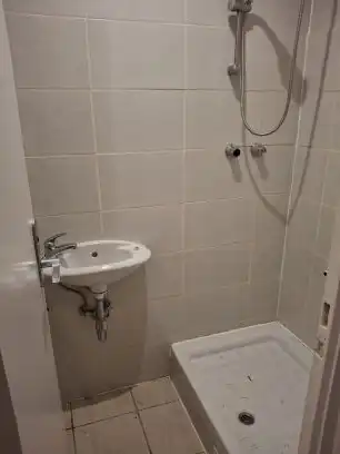 Baño de Local de alquiler en Empuriabrava con Aire acondicionado, Calefacción y Terraza