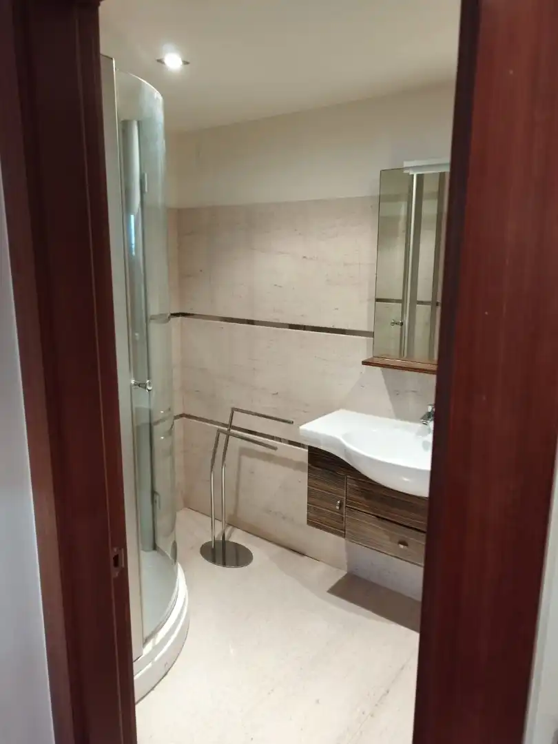 Bathroom of Flat for rent in Vigo   with Parquet flooring