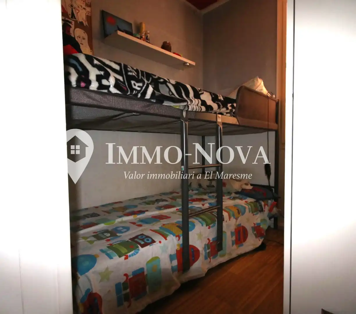 Schlafzimmer von Einfamilien-Reihenhaus zum Verkauf in Mataró mit Klimaanlage, Heizung und Parkett
